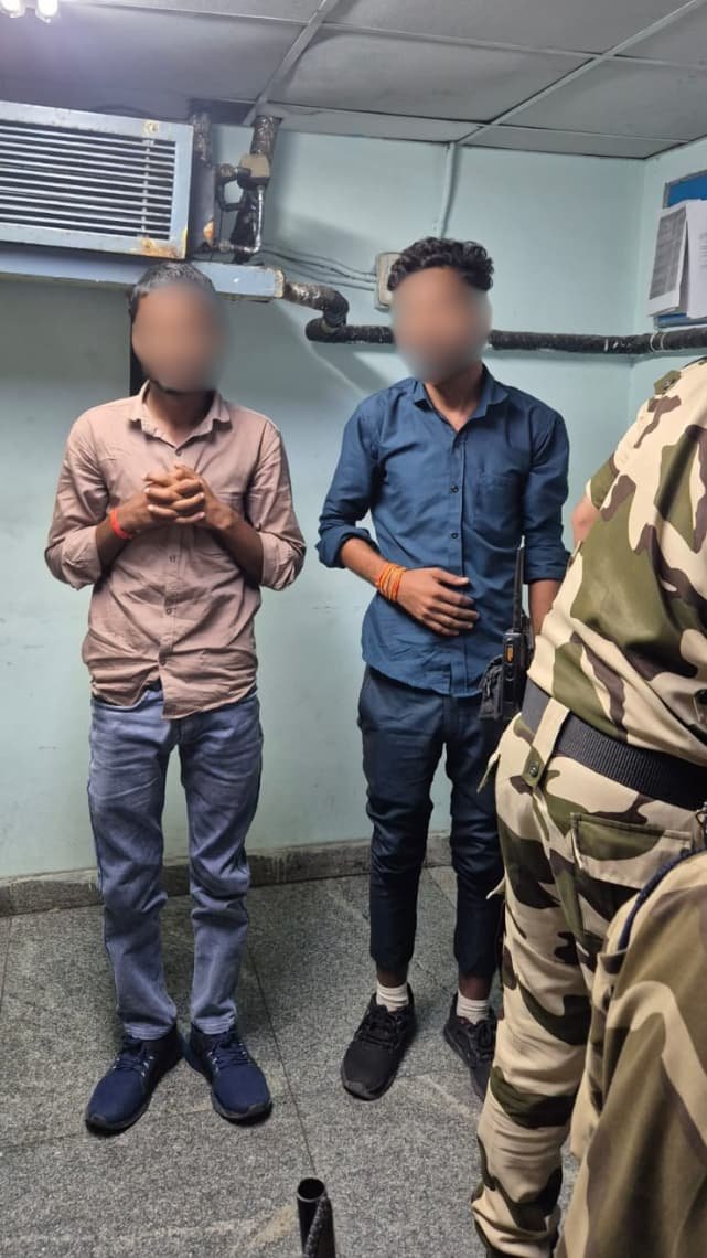 ఢిల్లీ మెట్రోలో కలకలం: దేశీయ తుపాకీ, తూటాతో ఇద్దరి అరెస్ట్!