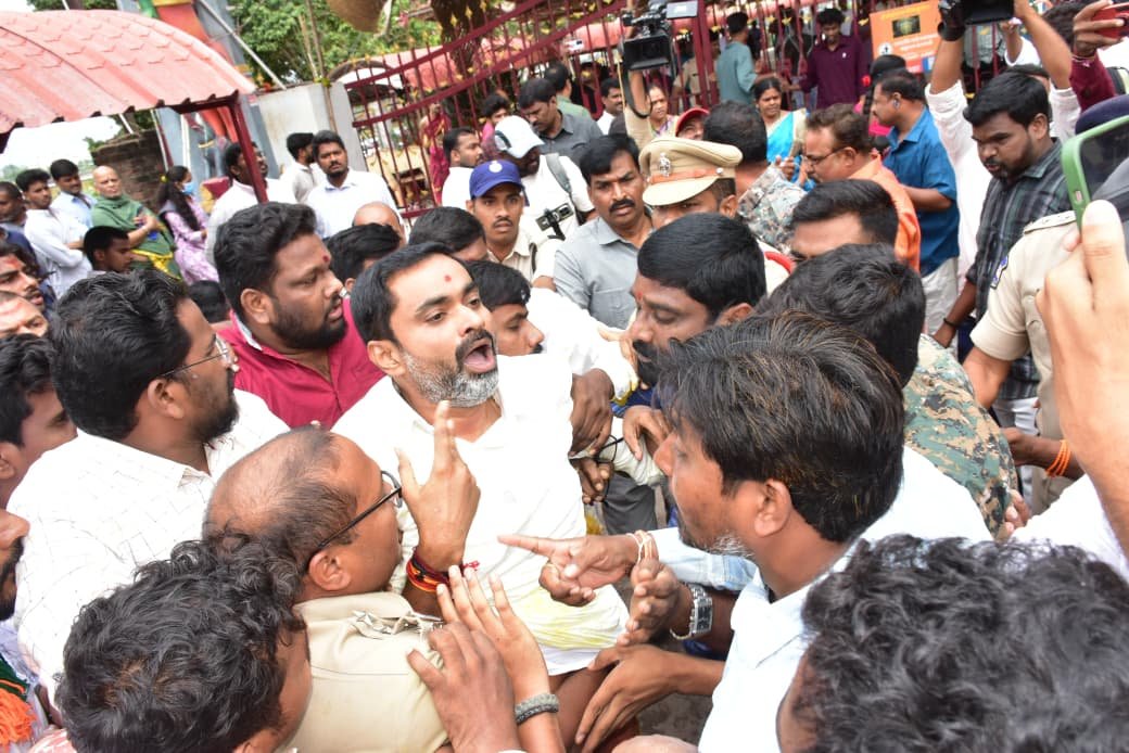 తడిబట్టల డ్రామాలతో ఆలయ పవిత్రతను దెబ్బతీశారు.. భద్రకాళి క్షేత్రాన్ని పసుపు నీళ్లతో శుద్ధి చేసిన బీజేపీ శ్రేణులు - Additional Image