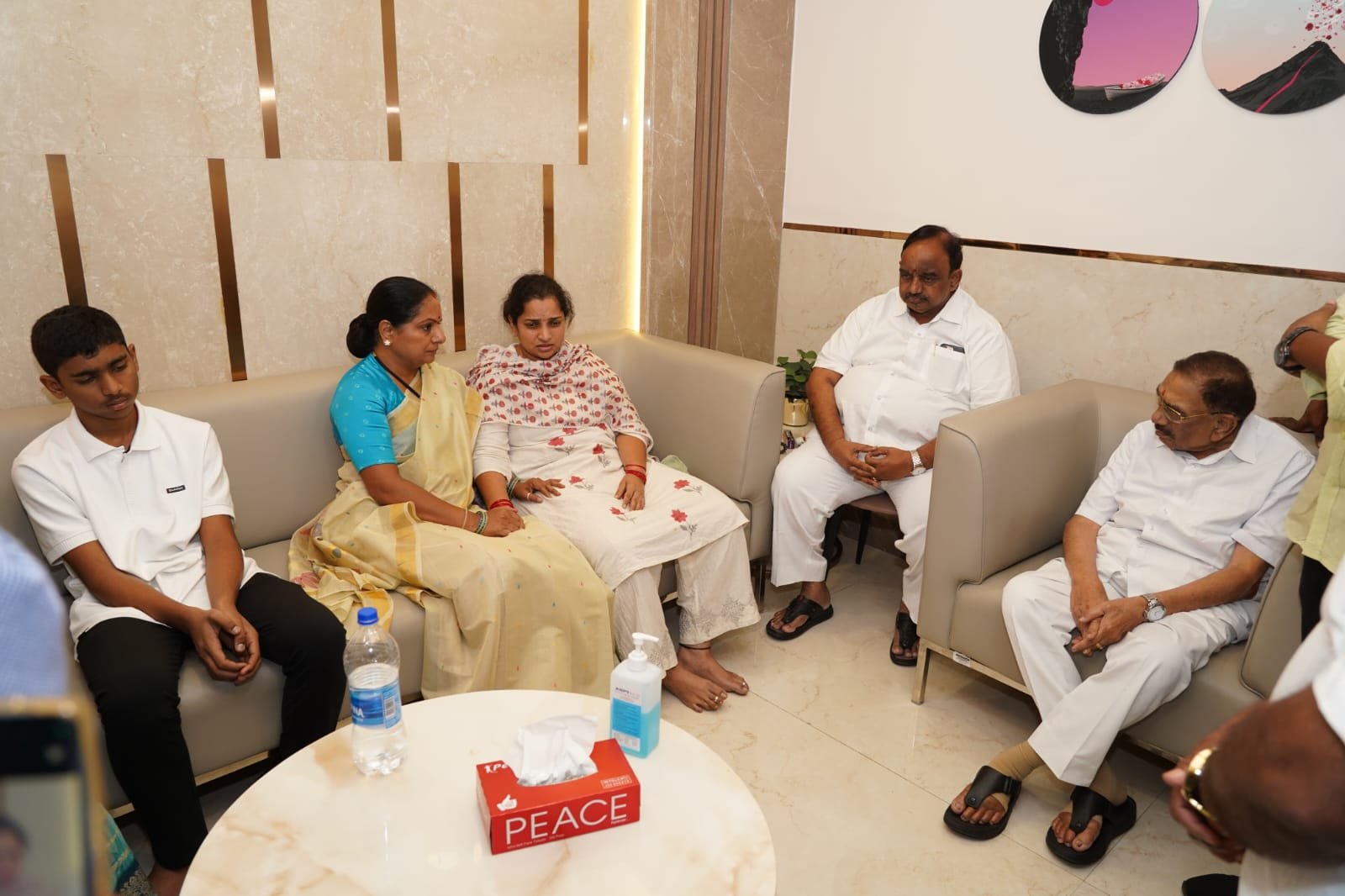 పెద్ది సుదర్శన్‌రెడ్డిని పరామర్శించిన కవిత - Additional Image