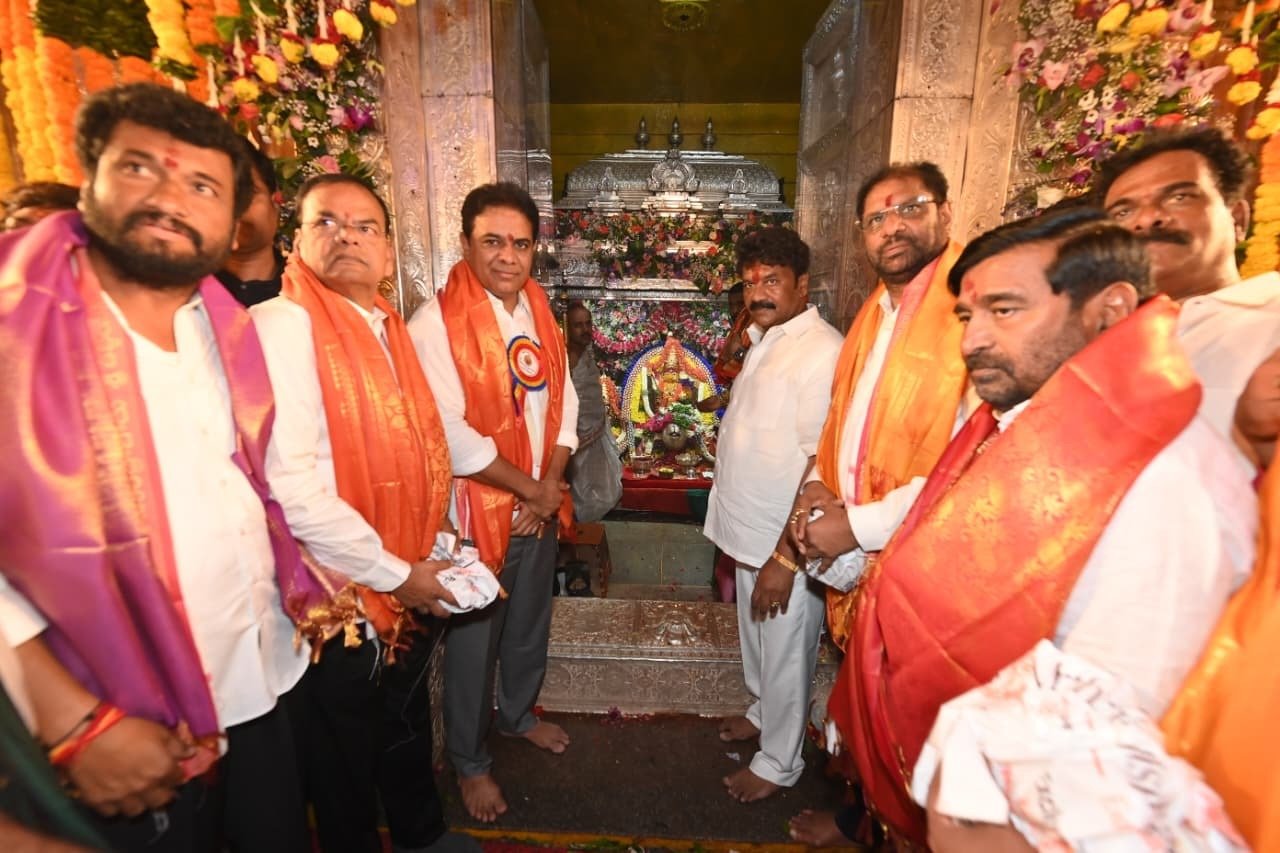 ఉజ్జయిని అమ్మవారిని దర్శించుకున్న కేటీఆర్