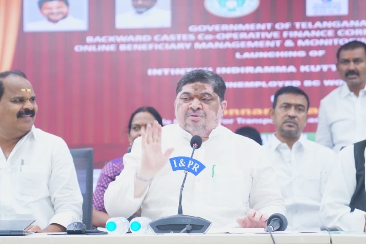 బీసీ మహిళలకు ఉచితంగా కుట్టు మిషన్లు
